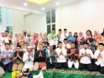 BARITO UTARA Bupati Batara, Shalahuddin foto bersama bersama jajaran pascasalat Tarawih berjemaah di Rujab Bupati, Minggu (1/3).