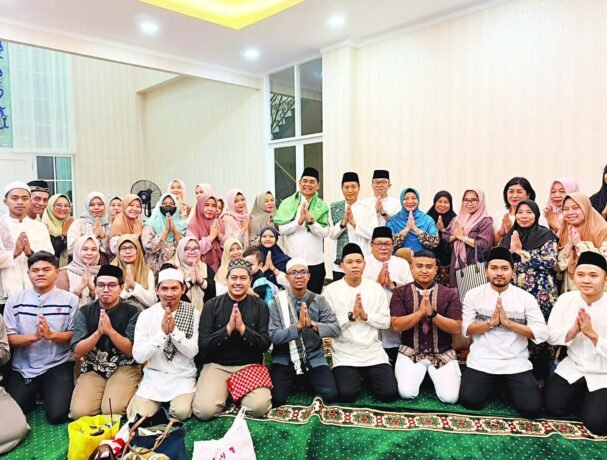 Bupati Batara, Shalahuddin foto bersama bersama jajaran pascasalat Tarawih berjemaah di Rujab Bupati, Minggu (1/3).