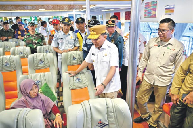 Gubernur H Agustiar Sabran didampingi Leonard S Ampung Meninjau transportasi umum