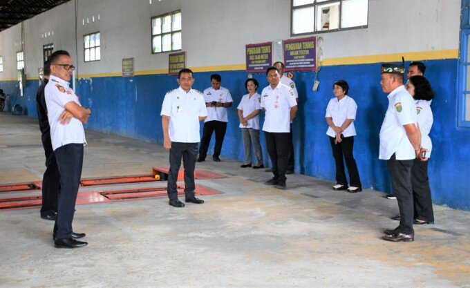 Barito Selatan Wakil Bupati Barsel Khristianto Yudha didampingi Pj Sekda dan kepala OPD terkait saat melakukan sidak ke sejumlah kantor pemerintahan, Rabu (25/3).