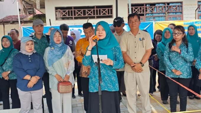 Ketua TP-PKK Barsel Permana Sari Eddy Raya membuka kegiatan Pasar Murah di Halaman Kantor PKK Kabupaten Barito Selatan, Sabtu (28/2).