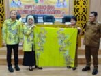 Barito Selatan Ketua Dekranasda Barsel Hj. Permana Sari memperlihatkan motif Batik Channa Barito di Aula Setda Barsel, Senin (16/3).