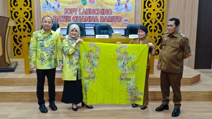 Ketua Dekranasda Barsel Hj. Permana Sari memperlihatkan motif Batik Channa Barito di Aula Setda Barsel, Senin (16/3).