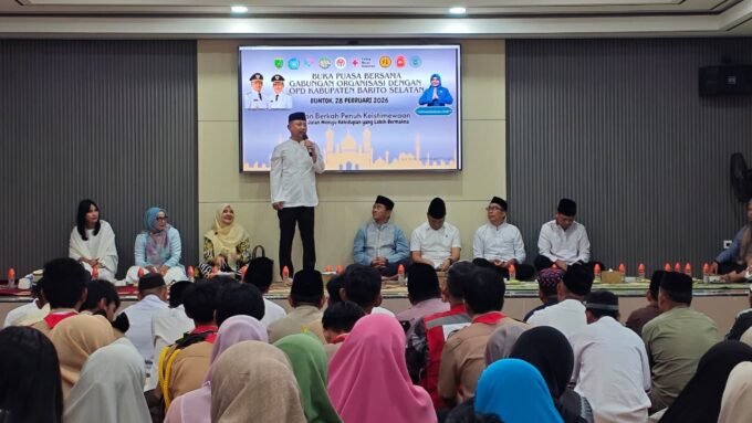 Bupati Barito Selatan Eddy Raya Samsuri menyampaikan sambutan saat kegiatan buka puasa bersama di Aula TP-PKK Kabupaten Barito Selatan, Sabtu (28/2).