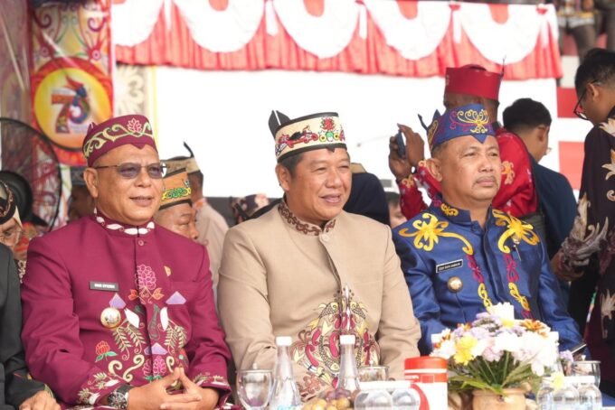 Wakil Bupati Barito Utara Felix Sonadie Y. Tingan, A.Md., (tengah) menghadiri Upacara Peringatan HUT ke-73 Kabupaten Kotawaringin Timur di Stadion 29 Nopember, Sampit, Rabu (7/1).