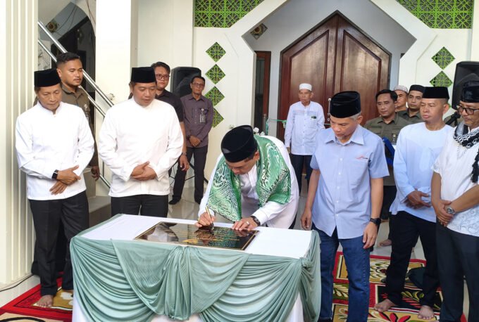 Bupati Batara, H Shalahuddin meresmikan Masjid Nurul Iman di Desa Lemo I, Kecamatan Teweh Tengah, Selasa (10/3).