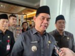 Bupati Batara, Shalahuddin ditemani Wakil Bupati Felix dan Sekda Muhlis saat ditemui awak media pasca menghadiri rapat paripurna di ruang rapat Paripurna DPRD Barito Utara, Selasa (10/3).