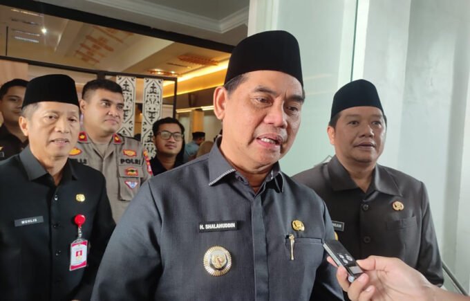 Bupati Batara, Shalahuddin ditemani Wakil Bupati Felix dan Sekda Muhlis saat ditemui awak media pasca menghadiri rapat paripurna di ruang rapat Paripurna DPRD Barito Utara, Selasa (10/3).