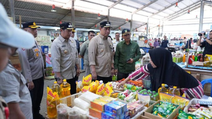 Bupati Batara, Shalahuddin ditemani Wakil Bupati Felix dan Sekda Muhlis saat interaksi dengan pedagang di salah satu pasar terkait sidak untuk memastikan stok pangan jelang idulfitri, Jumat (13/3).