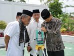 Barito Utara Kepala Dinas PUPR Batara, M Iman Topik bersama tim ahli saat melakukan pengakurasian arah kiblat untuk pembangunan mushola Rumah Jabatan Bupati, Kamis (12/3).