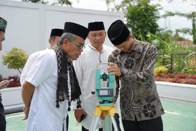 Barito Utara Kepala Dinas PUPR Batara, M Iman Topik bersama tim ahli saat melakukan pengakurasian arah kiblat untuk pembangunan mushola Rumah Jabatan Bupati, Kamis (12/3).