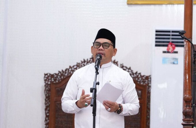Bupati Batara, Shalahuddin saat menyampaikan sambutan setelah sholat ied di masjid Shiratal Mustaqym, Sabtu (21/3).