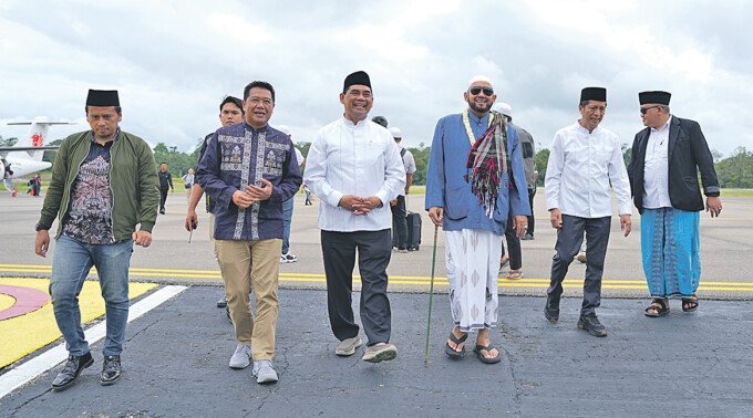 Bupati Barito Utara H. Shalahuddin, ST., M.T. dan Wakil Bupati Batara Felix Sonadie Y. Tingan AMd bersama unsur terkait, usai mengikuti kegiatan di Kota Muara Teweh belum lama ini.