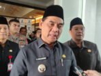 Bupati Batara, Shalahuddin ditemani wabup Felix dan sekda Muhlis saat diwawancara media, beberapa waktu lalu.