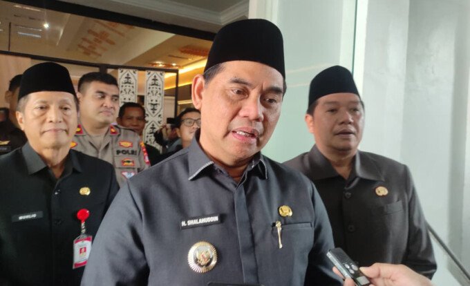 Bupati Batara, Shalahuddin ditemani wabup Felix dan sekda Muhlis saat diwawancara media, beberapa waktu lalu.