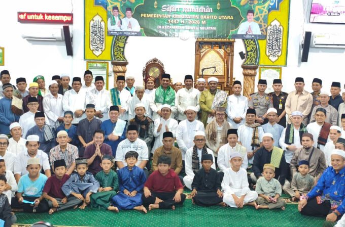 Bupati Batara, H Shalahuddin dan Wakil Bupati Felix Sonadie bersama jajaran dan jemaah Masjid Al Istiqamah saat safari Ramadan di desa Bukit Sawit, Kecamatan Teweh Selatan, Rabu (4/3).