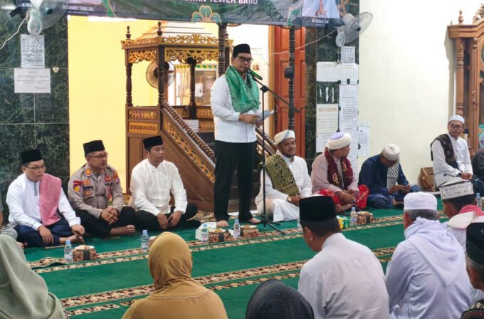 Bupati Batara, Shalahuddin menyampaikan sambutan pada safari Ramadan di masjid Akhmad Bakrie, Desa Sikui, Kecamatan Teweh Baru, Senin (9/3).
