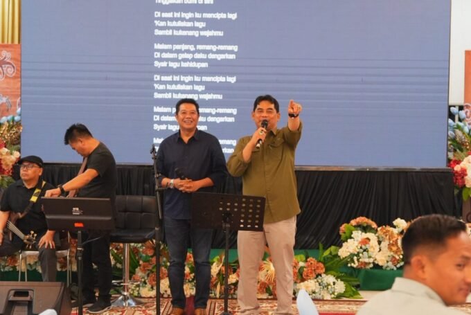 Bupati Barito Utara H. Shalahuddin bersama Wakil Bupati Felix Sonadie Y. Tingan berduet bernyanyi pada acara Ramah Tamah Pisah Sambut akhir tahun di Rumah Jabatan Bupati, Muara Teweh, Rabu (31/12).