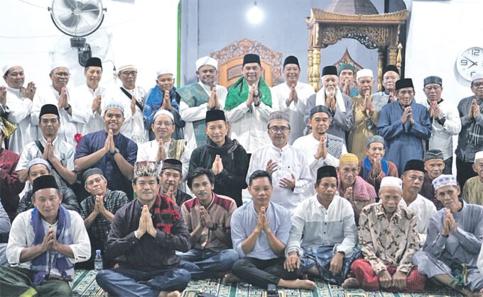 Bupati Barito Utara H. Shalahuddin bersama jajaran Pemkab saat melaksanakan Safari Ramadan di Masjid Jami An-Nur, Desa Montallat II, Jumat (27/2).