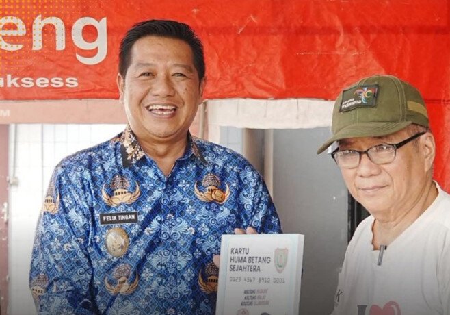 Wakil Bupati Batara, Felix secara simbolis menyerahkan Tabungan Bank Kalteng dan Kartu Huma Betang Sejahtera, Selasa (17/3).