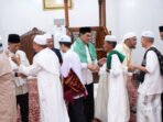 Bupati Shalahuddin setelah pelaksanaan salat idulfitri di Masjid Shiratal Mustaqym, Sabtu (21/3).