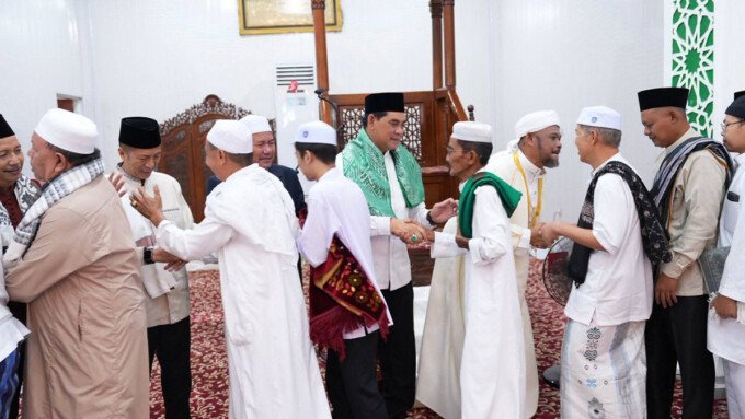 Bupati Shalahuddin setelah pelaksanaan salat idulfitri di Masjid Shiratal Mustaqym, Sabtu (21/3).