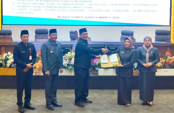 Bupati Batara, Shalahuddin ditemani Wakil Bupati Felix dan Sekda Muhlis menyerahkan jawaban atas pemandangan umum fraksi-fraksi DPRD para rapat Paripurna III di ruang rapat Paripurna DPRD Barito Utara, Rabu (4/3).