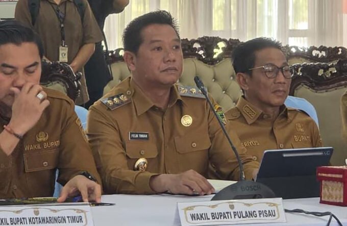 Barito Utara Wakil Bupati Batara, Felix saat menghadiri Rapat Koordinasi Unsur Pendukung Program Kartu Huma Betang Sejahtera di Palangka Raya, Selasa (3/3).