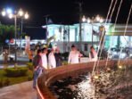 Bupati Batara, Shalahuddin ditemani jajaran saat melakukan inspeksi malam di titik bundaran air mancur, Muara Teweh, Sabtu (7/3).