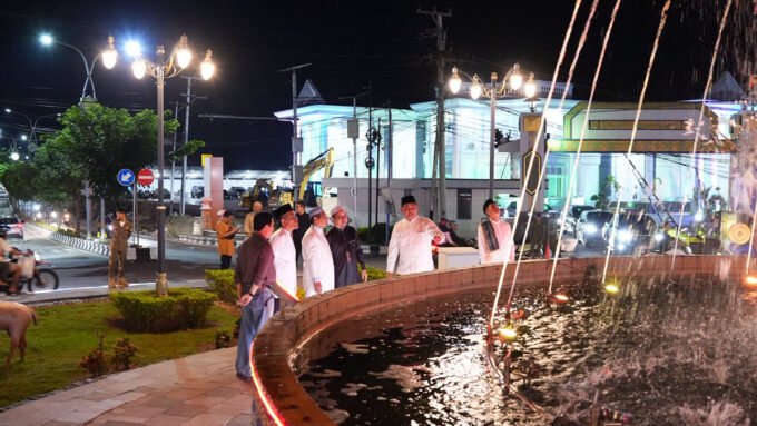 Bupati Batara, Shalahuddin ditemani jajaran saat melakukan inspeksi malam di titik bundaran air mancur, Muara Teweh, Sabtu (7/3).