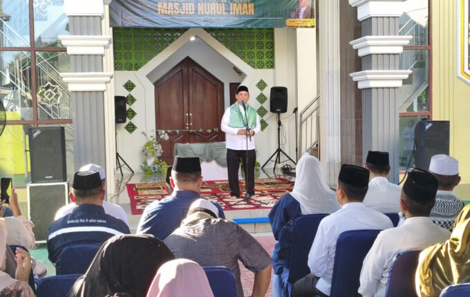 Bupati Batara, H Shalahuddin menyampaikan sambutan pada safari Ramadan di masjid Nurul Iman, desa Lemo I, kecamatan Teweh Tengah, Selasa (10/3).