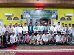 Bupati Batara, H Shalahuddin bersama jajaran foto bersama dengan masyarakat jemaah Masjid At-Taqwa pada safari ramadan di desa Batu Raya I, Rabu (11/3).
