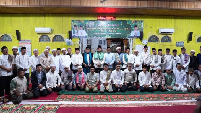 Bupati Batara, H Shalahuddin bersama jajaran foto bersama dengan masyarakat jemaah Masjid At-Taqwa pada safari ramadan di desa Batu Raya I, Rabu (11/3).