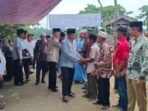 Wakil Bupati Barsel Khristianto Yudha saat disambut warga Desa Marawan Lama dalam rangka Safari Ramadan.