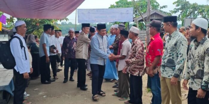 Wakil Bupati Barsel Khristianto Yudha saat disambut warga Desa Marawan Lama dalam rangka Safari Ramadan.