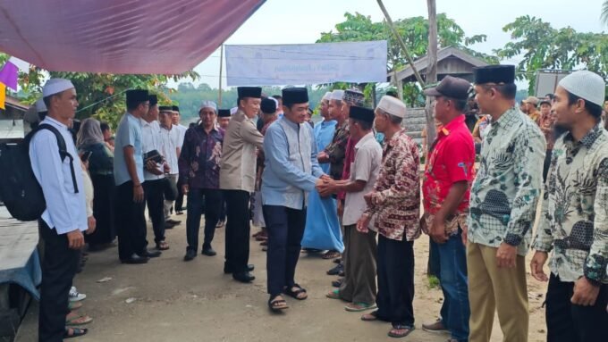 Wakil Bupati Barsel Khristianto Yudha saat disambut warga Desa Marawan Lama dalam rangka Safari Ramadan.
