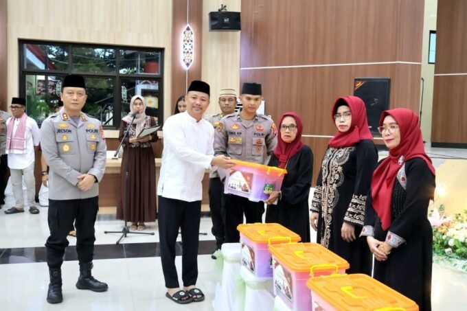 Bupati Barsel Eddy Raya Samsuri, bersama unsur forkopimda menghadiri buka puasa bersama di Polres Barito Selatan, Desa Sababillah.