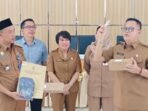 Pj Sekda Barito Selatan Dr. Ita Minarni mendampingi tim penyaluran Kartu Huma Betang Sejahtera (KHBS) saat kegiatan di Aula Kecamatan Dusun Selatan.