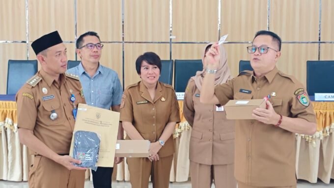 Pj Sekda Barito Selatan Dr. Ita Minarni mendampingi tim penyaluran Kartu Huma Betang Sejahtera (KHBS) saat kegiatan di Aula Kecamatan Dusun Selatan.