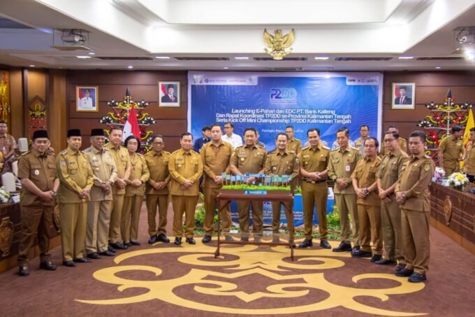 Wakil Bupati Barsel Khristianto Yudha (paling kiri) menghadiri High Level Meeting (HLM) Tim Percepatan dan Perluasan Digitalisasi Daerah (TP2DD) di Palangka Raya.