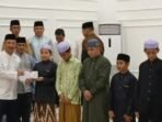 Bupati Barsel H Eddy Raya Samsuri dan Wakil Bupati Barsel Khristianto Yudha menyerahkan tali asih kepada santri saat menggelar buka puasa bersama di Rumah Jabatan baru Wakil Bupati, Jalan Pelita Raya, Buntok.