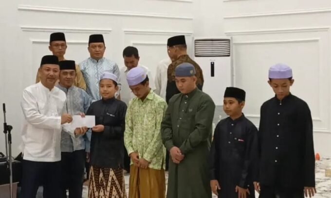 Barsel Bupati Barsel H Eddy Raya Samsuri dan Wakil Bupati Barsel Khristianto Yudha menyerahkan tali asih kepada santri saat menggelar buka puasa bersama di Rumah Jabatan baru Wakil Bupati, Jalan Pelita Raya, Buntok.