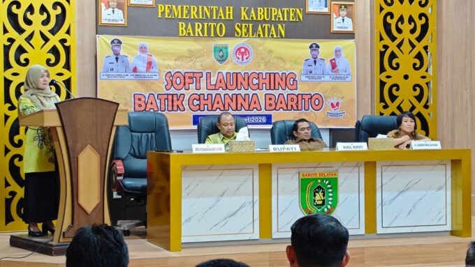 Ketua Dekranasda Barsel, Hj Permana Sari saat menghadiri peluncuran Batik Channa Barito.
