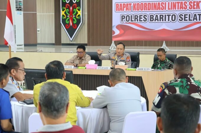 Asisten II Setda Barsel Yoga Prasetyanto Utomo bersama Kapolres Barsel AKBP Jecson R. Hutapea menghadiri menghadiri rapat koordinasi lintas sektoral Operasi Ketupat Telabang 2026 di Aula Tantya Sudhirajati Polres Barsel.