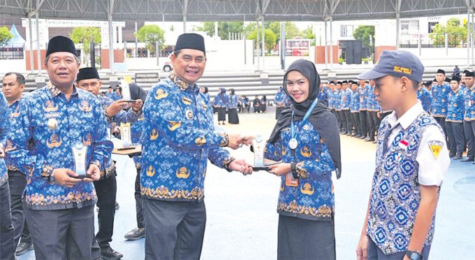 Batara Bupati Barito Utara H Shalahuddin ST MT saat menyampaikan amanat pada Apel Gabungan Aparatur Sipil Negara (ASN) setempat pada Jumat (2/1) di Arena Terbuka Tiara Batara belum lama ini.