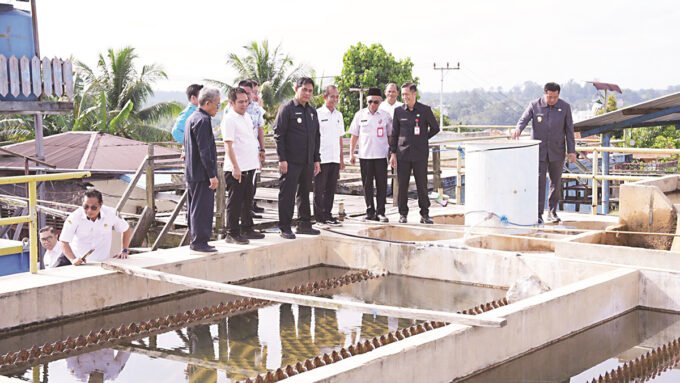 Batara Bupati Batara, H Shalahuddin bersama jajaran saat melakukan inspeksi mendadak (sidak) ke kantor PDAM Muara Teweh, Rabu (4/3).