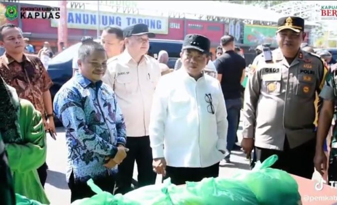 DPRD Kabupaten Kapuas Wakil Ketua II DPRD Kapuas Berinto saat menghadiri kegiatan kegiatan Gerakan Pangan Murah dan Pasar Murah yang digelar di Stadion Panunjung Tarung, Jumat (13/3).