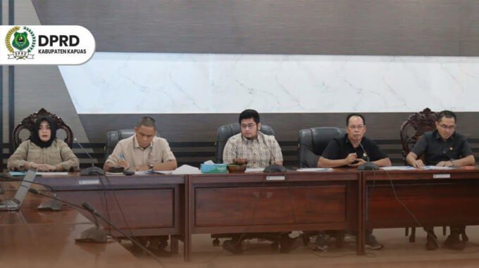 DPRD Kabupaten Kapuas Ketua Komisi IV DPRD Kapuas Arhensa Mullah Muhammad (tengah) memimpin RDP dengan KONI Kapuas teekait persiapan Porprov Kalteng.