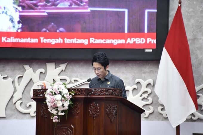 Anggota Komisi IV DPRD Kalteng, Okki Maulana Razak ketika membacakan suara masyarakat di podium dalam rapat dewan, belum lama ini.
