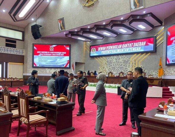 Deretan anggota DPRD Provinsi Kalimantan Tengah saat sedang berbincang seusai mengikuti rapat paripurna, belum lama ini.